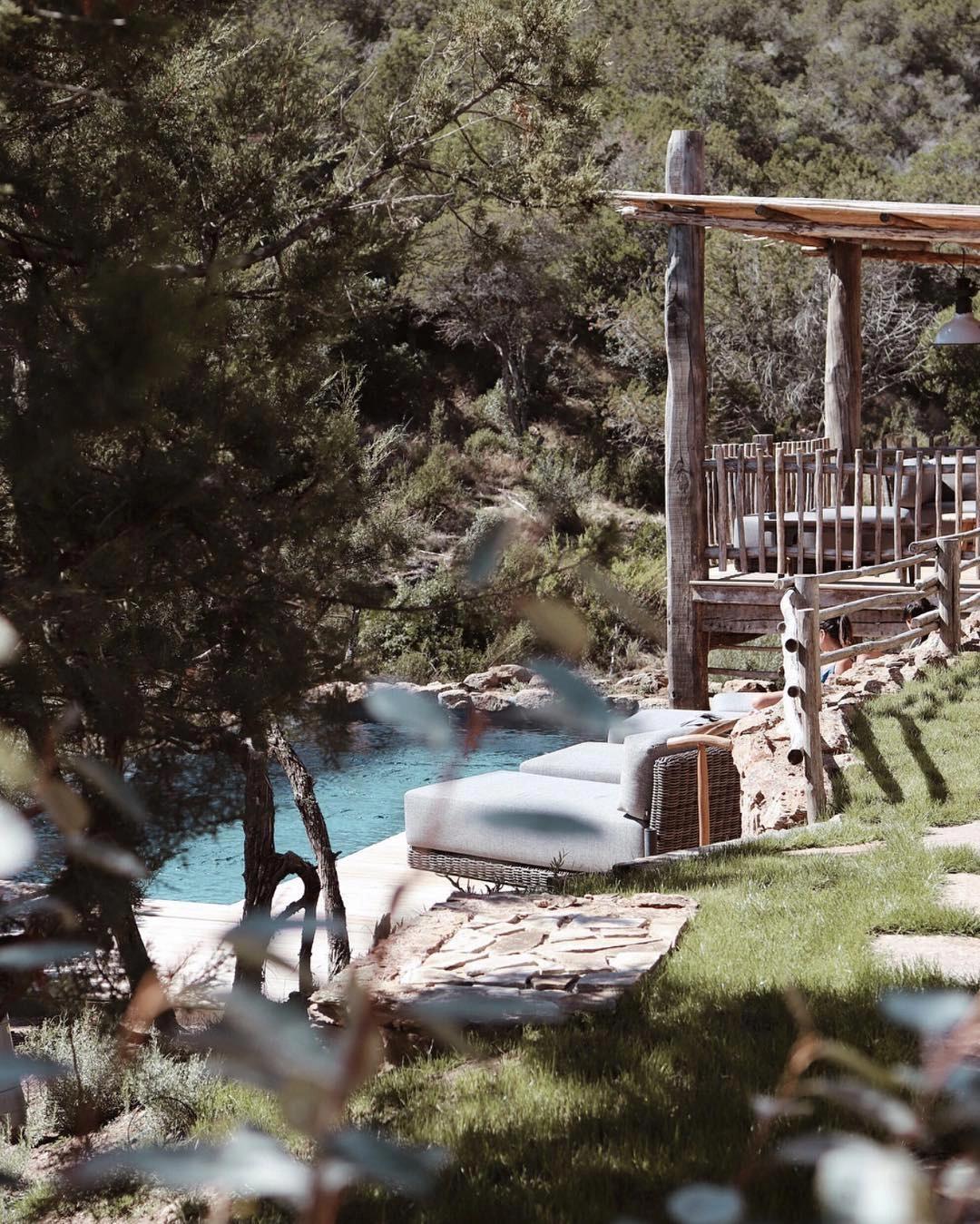 Espace détente au bord d'une piscine aux Oliviers de Palombaggia en Corse-du-Sud.