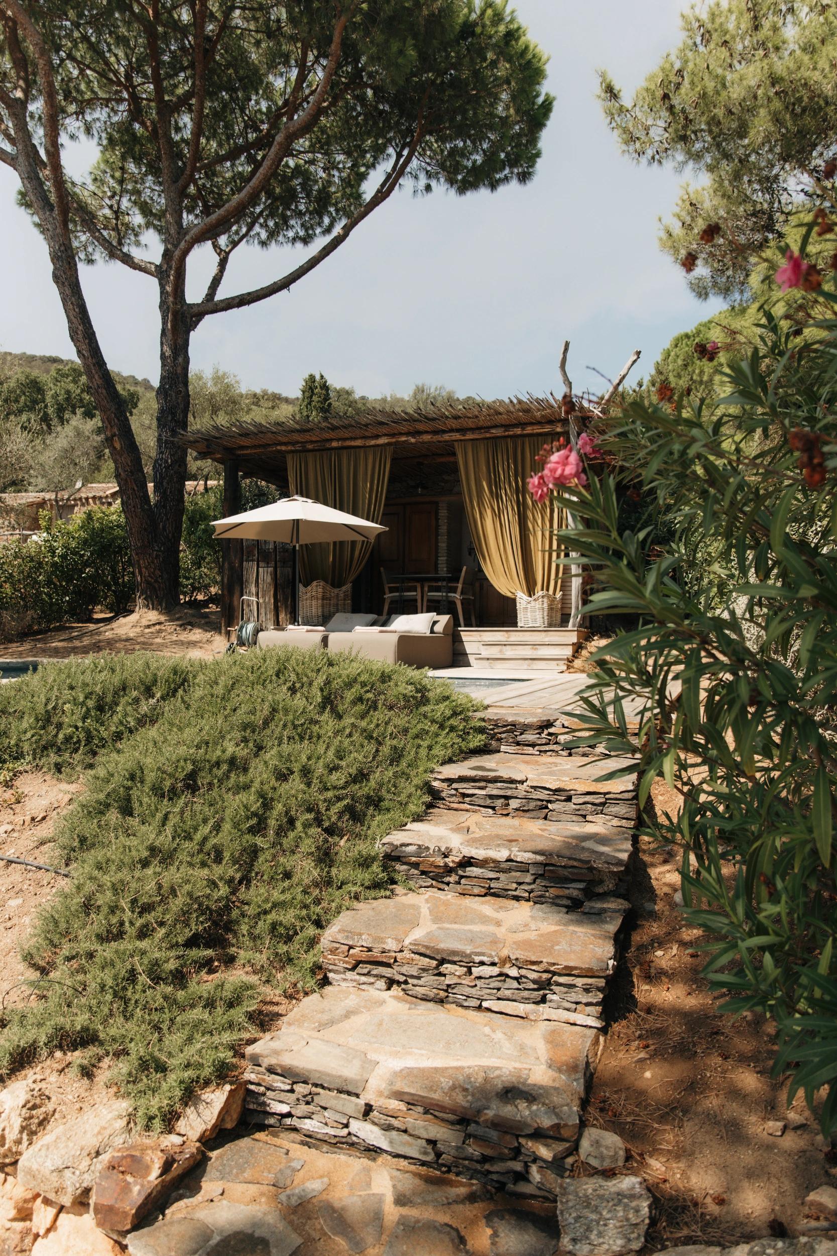 Espace détente dans un cabanon au milieu d'espaces verts aux Oliviers de Palombaggia en Corse-du-Sud.