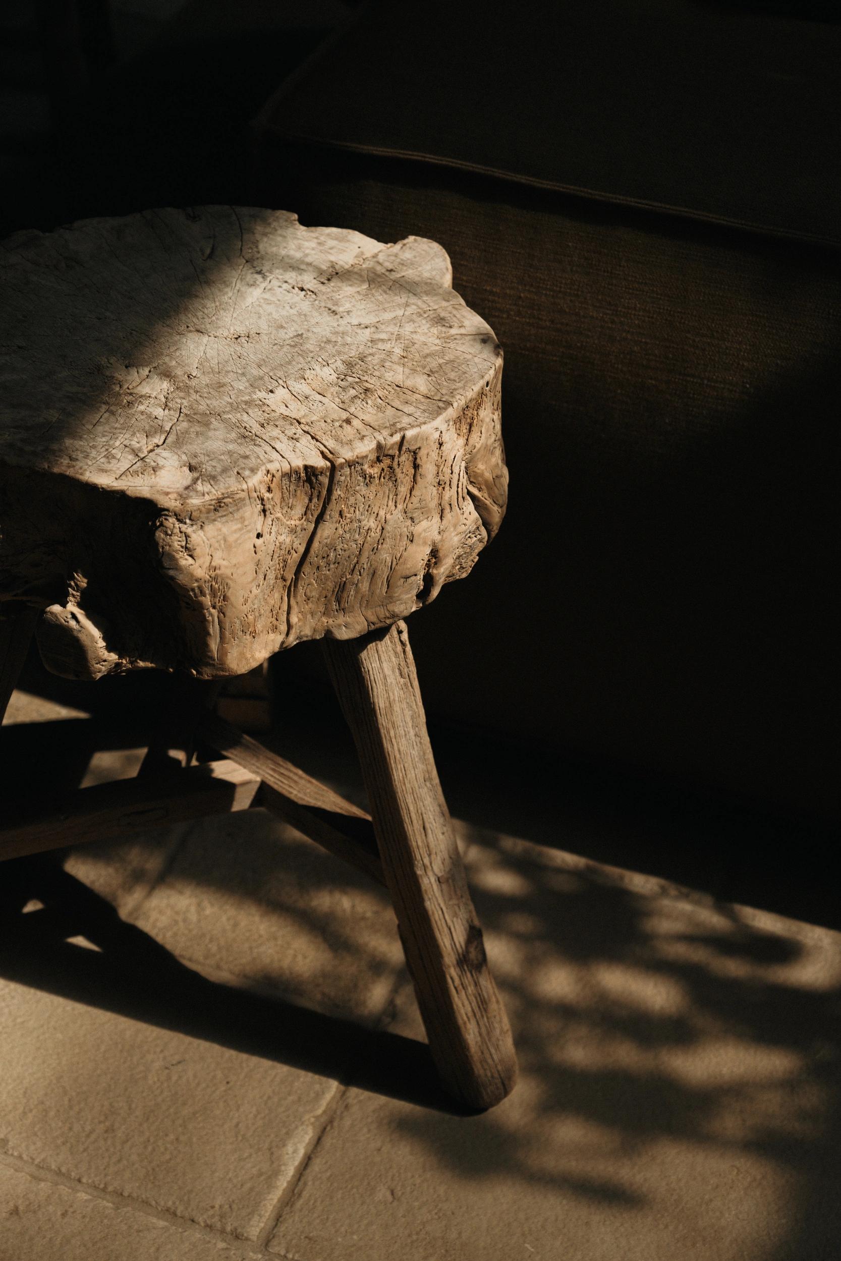Tabouret en bois aux Oliviers de Palombaggia en Corse-du-Sud.