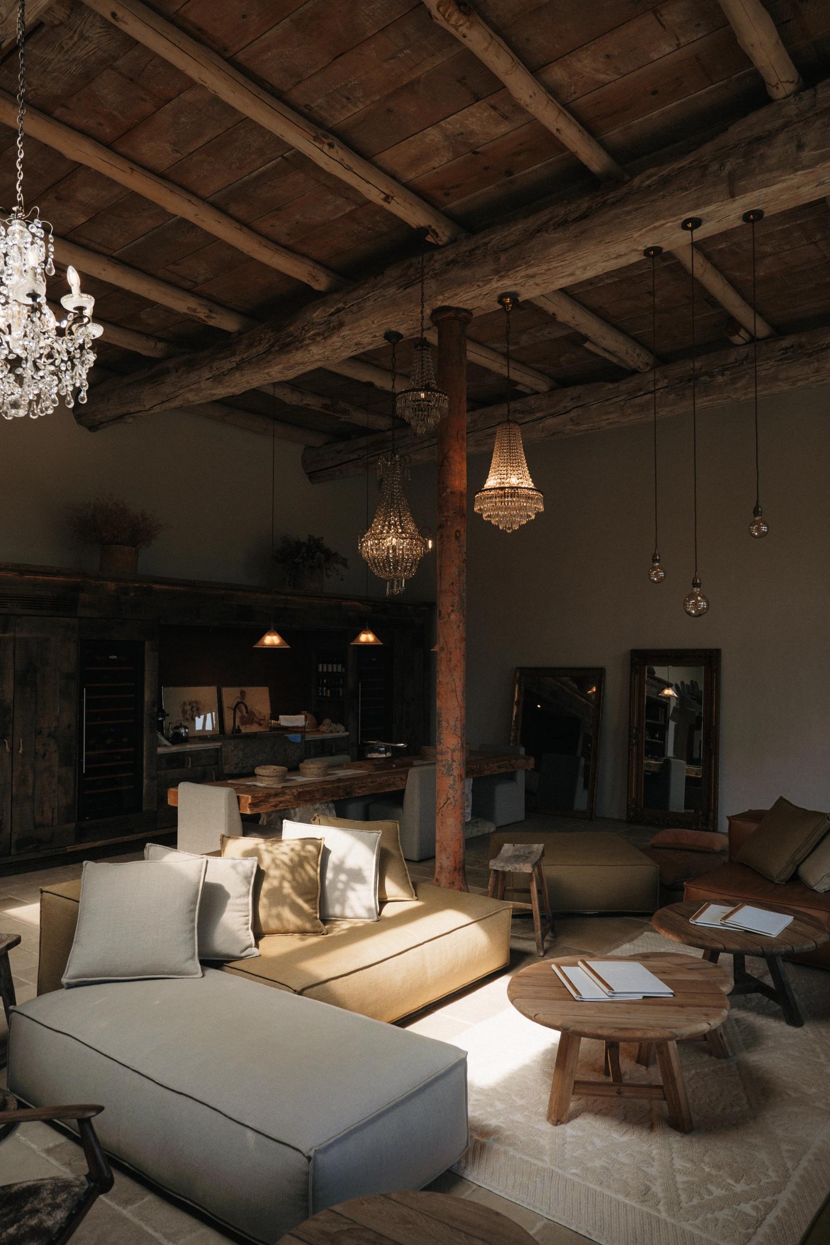 Salon chaleureux en bois aux Oliviers de Palombaggia en Corse-du-Sud.