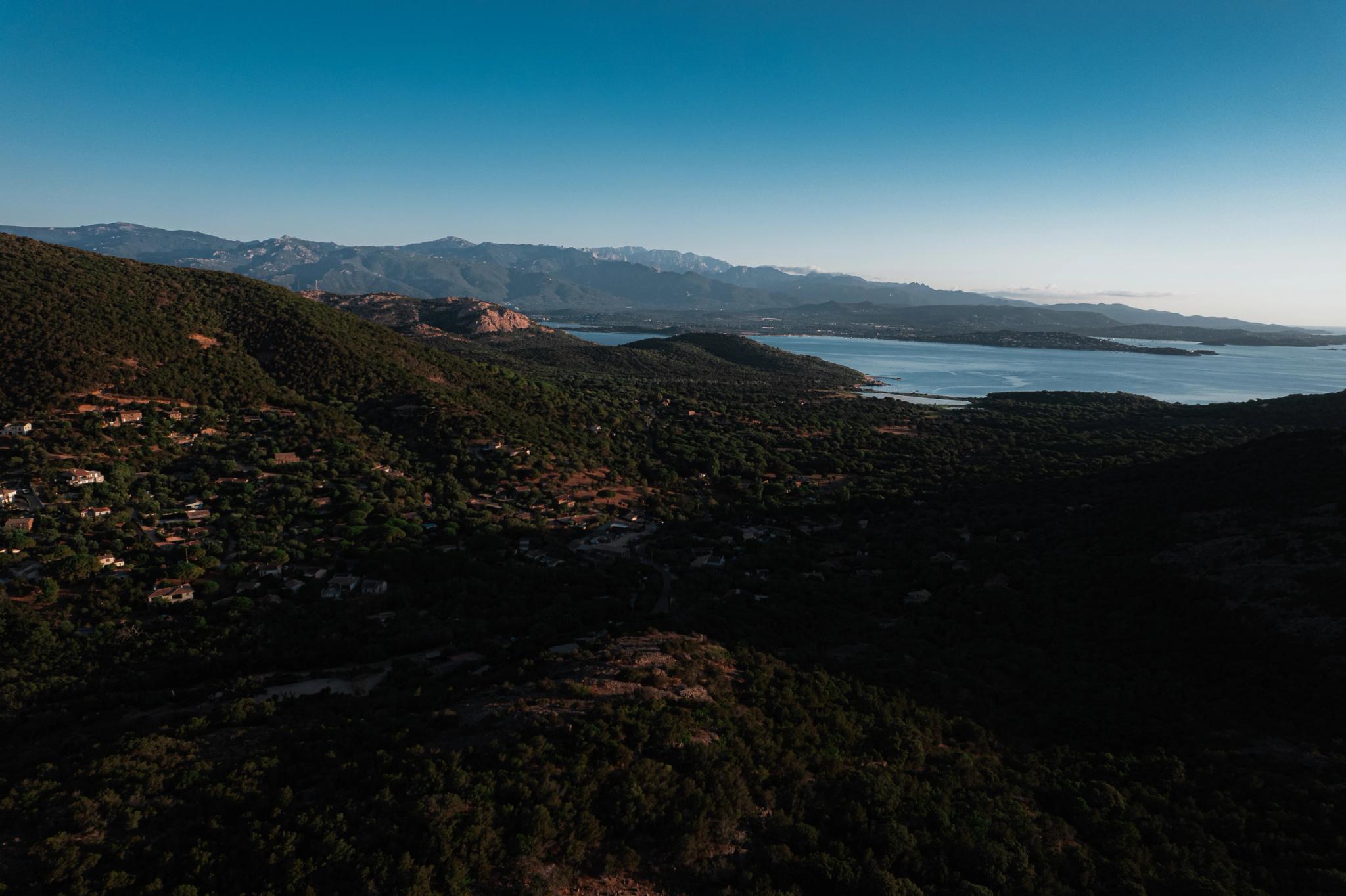 Vue de drone d'une vallée avec des espaces verts aux alentours des oliviers de Palombaggia en Corse-du-Sud.
